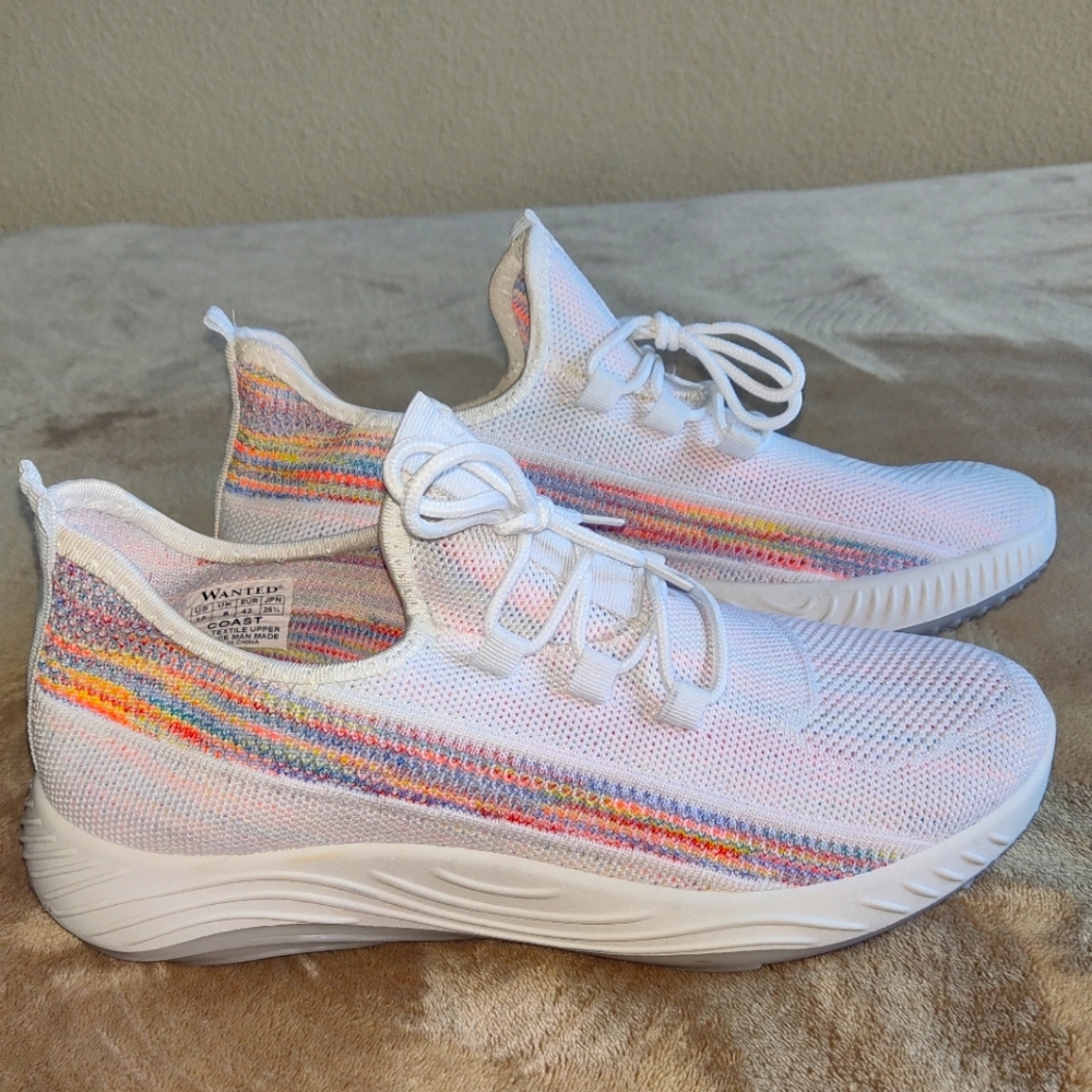 WOMEN'S WANTED COAST SNEAKERS
Women's Size 10